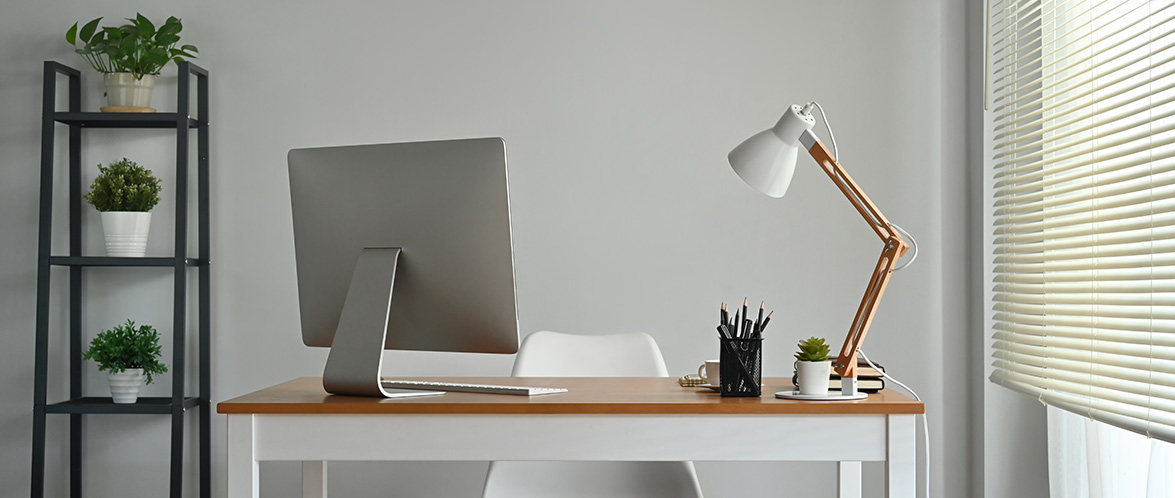 Ambiente domestico luminoso con tende chiare e arredi neutri